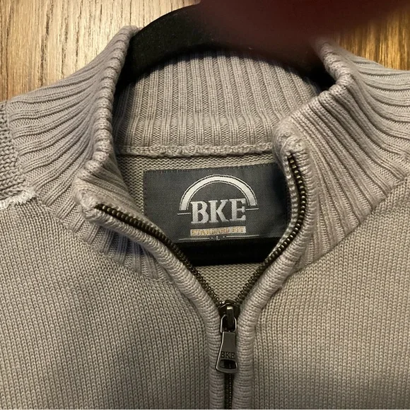 👚(bundle 4 items w/👚for $16) Gray zip up sweater by BKE - Picture 5 of 11